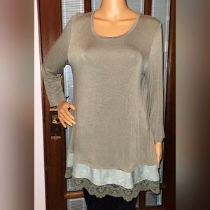 LOGO by Lori Goldstein (QVC) 3/4 Sleeve Tunic Top w/ Woven and Lace Trim-Medium